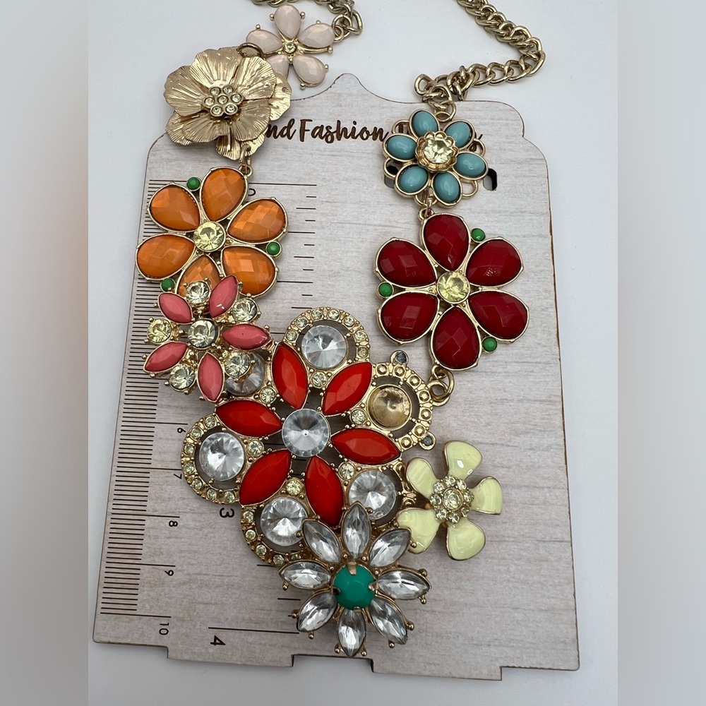 MULTICOLOR STATEMENT FLORAL NECKLACE - Picture 6 of 10